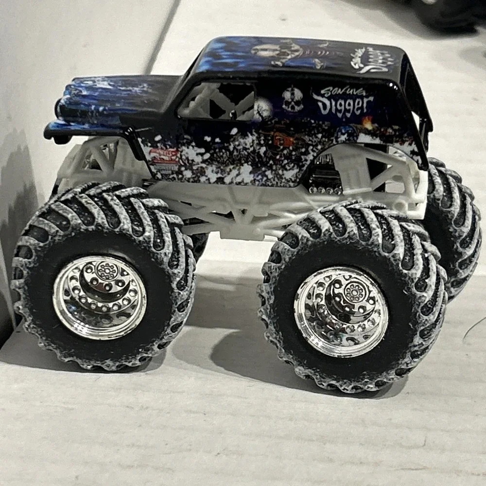 Son uva‎ GRAVE DIGGER Monster Jam Hot Wheels Truck Christmas Edition HTF RARE B3